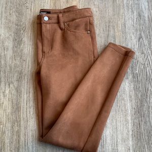 EUC Liverpool faux suede caramel skinny pants